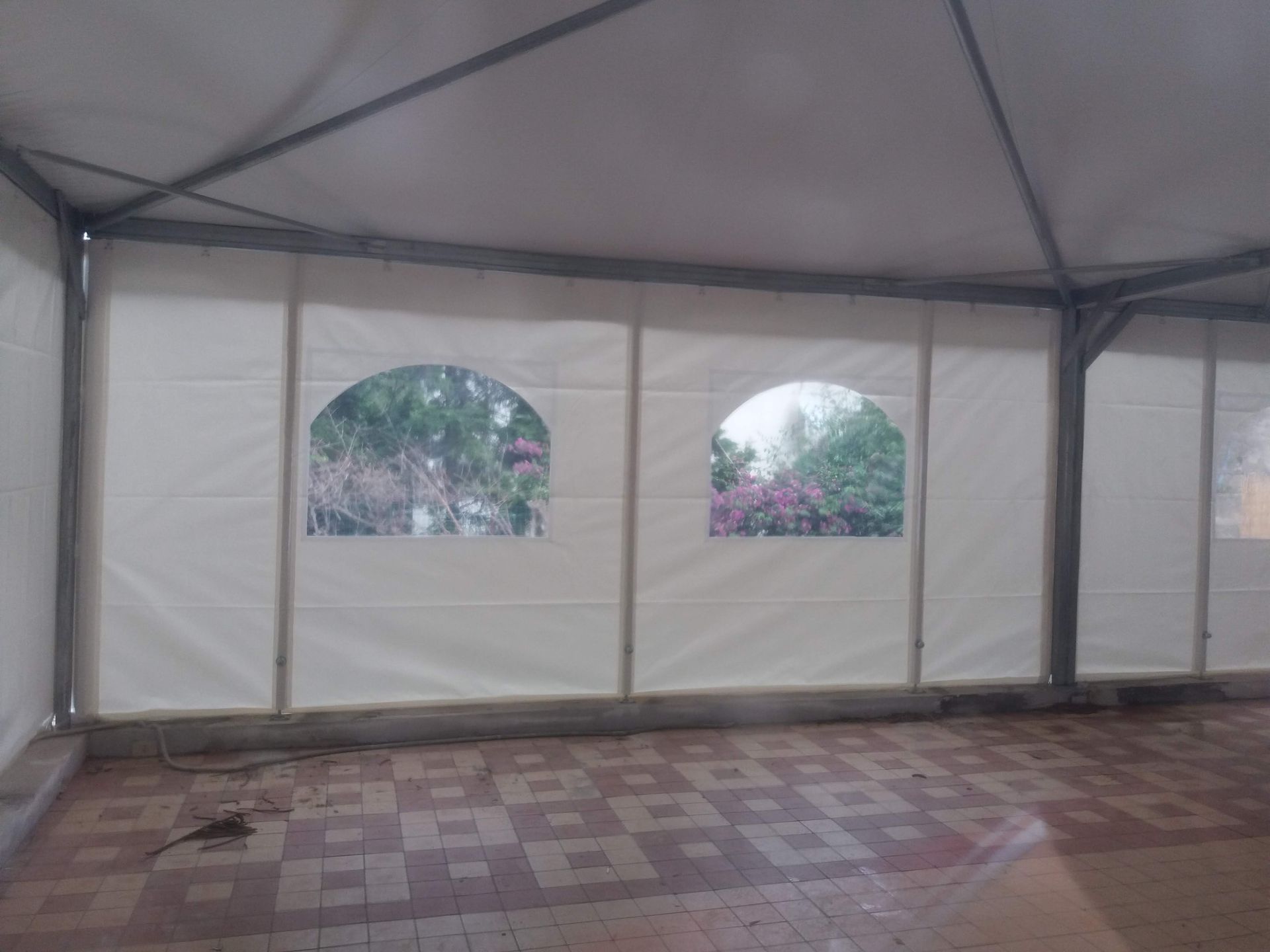 L'interno di una tenda con pavimento a scacchi e una finestra.