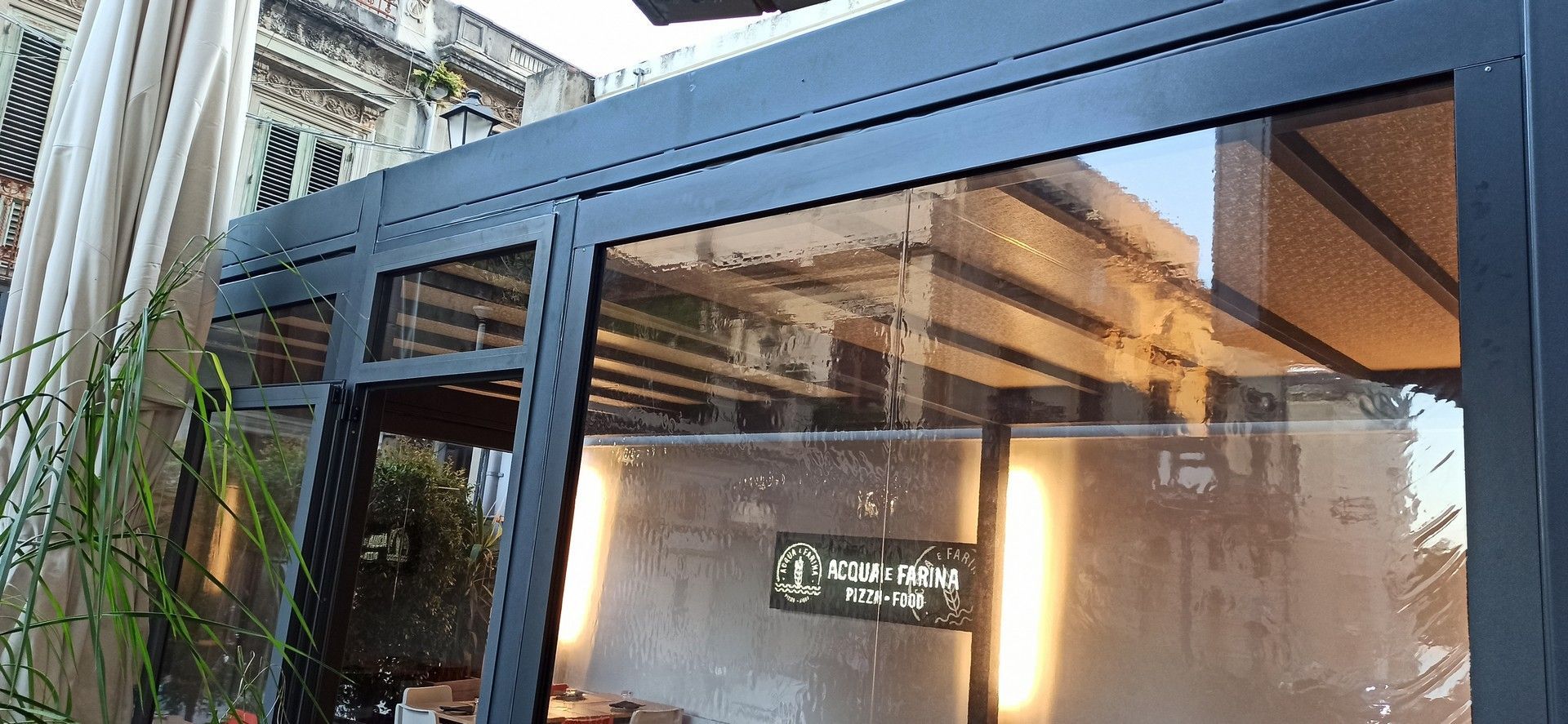 Un edificio con molte finestre e un cartello che dice