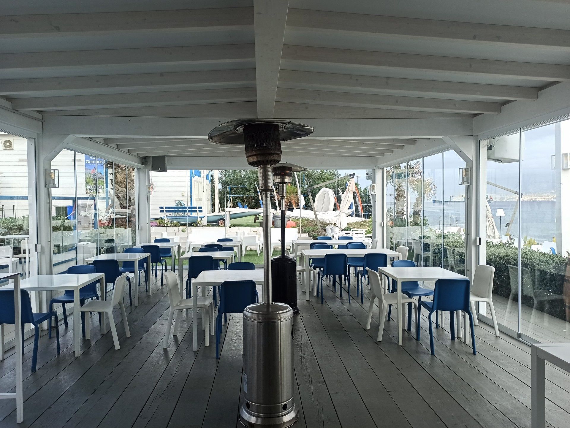 Un ristorante con tavoli e sedie e una stufa al centro