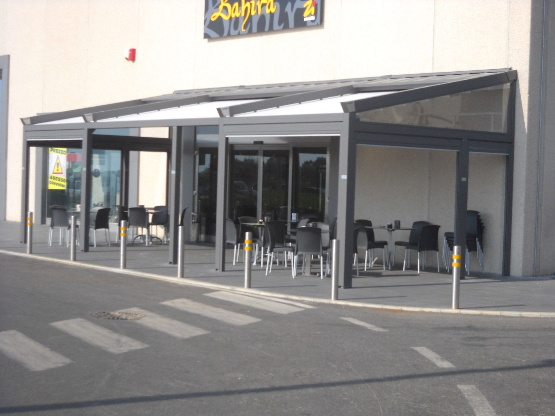 Un ristorante con tavoli e sedie davanti