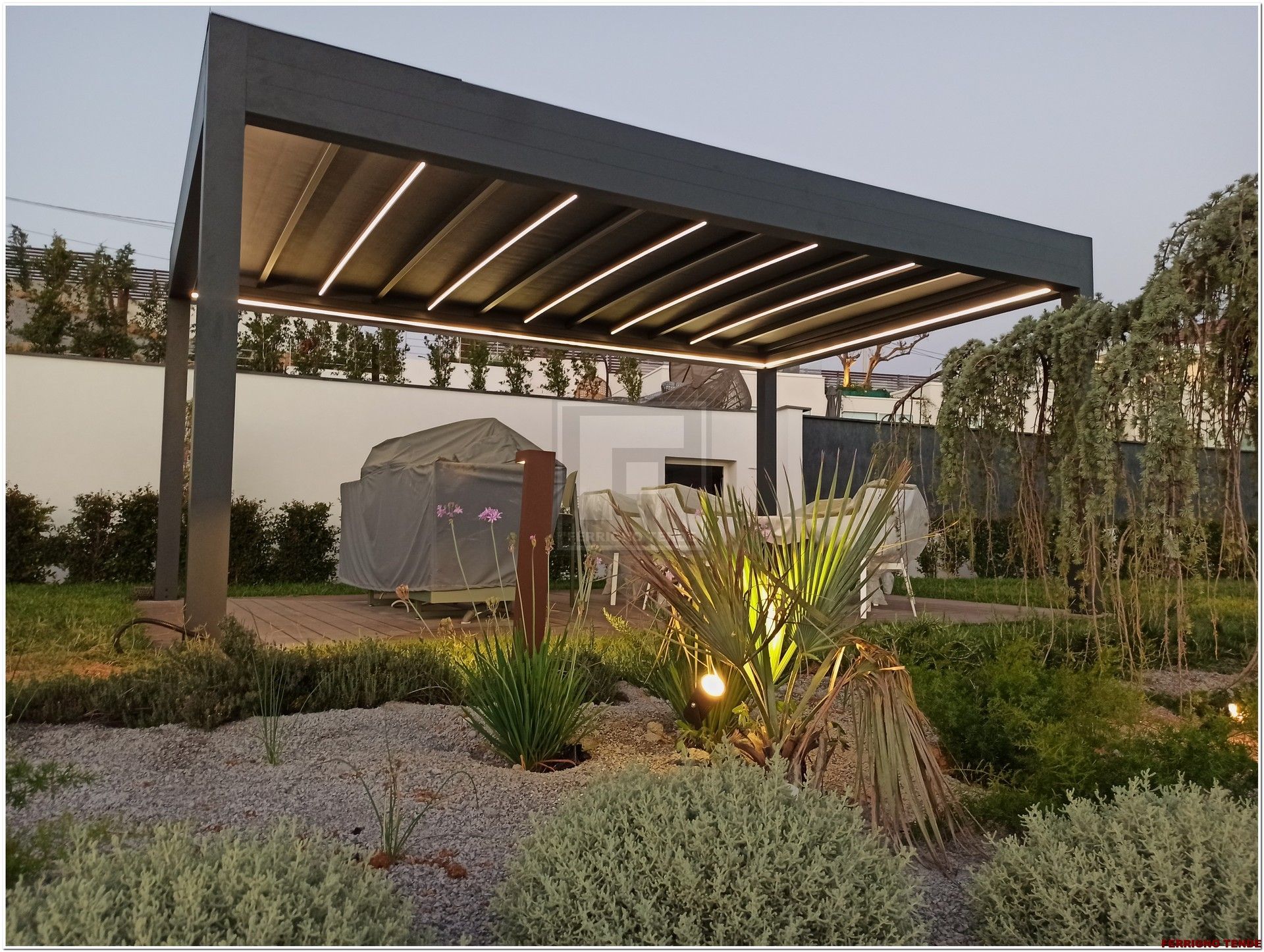 Un pergolato è situato nel mezzo di un giardino