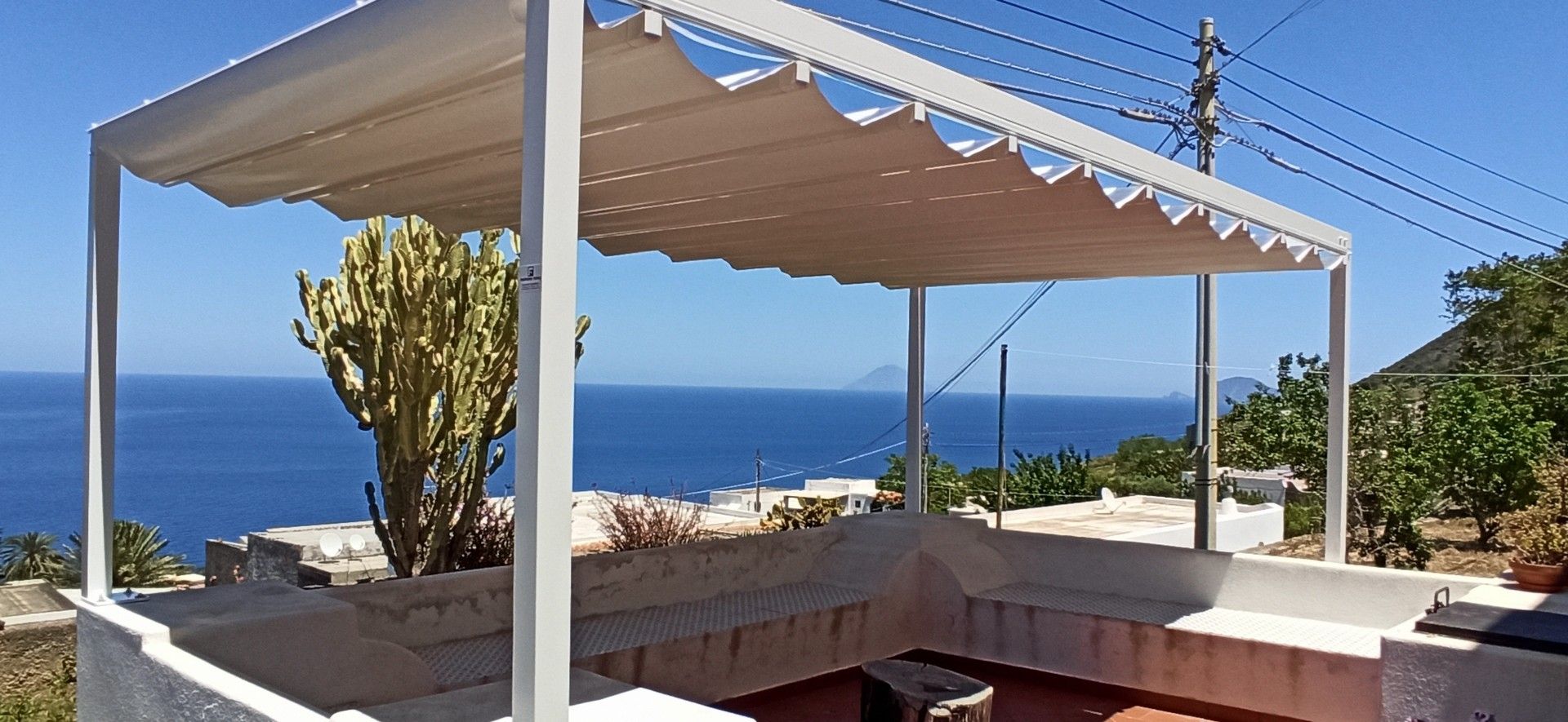 Un pergolato bianco con vista sull'oceano