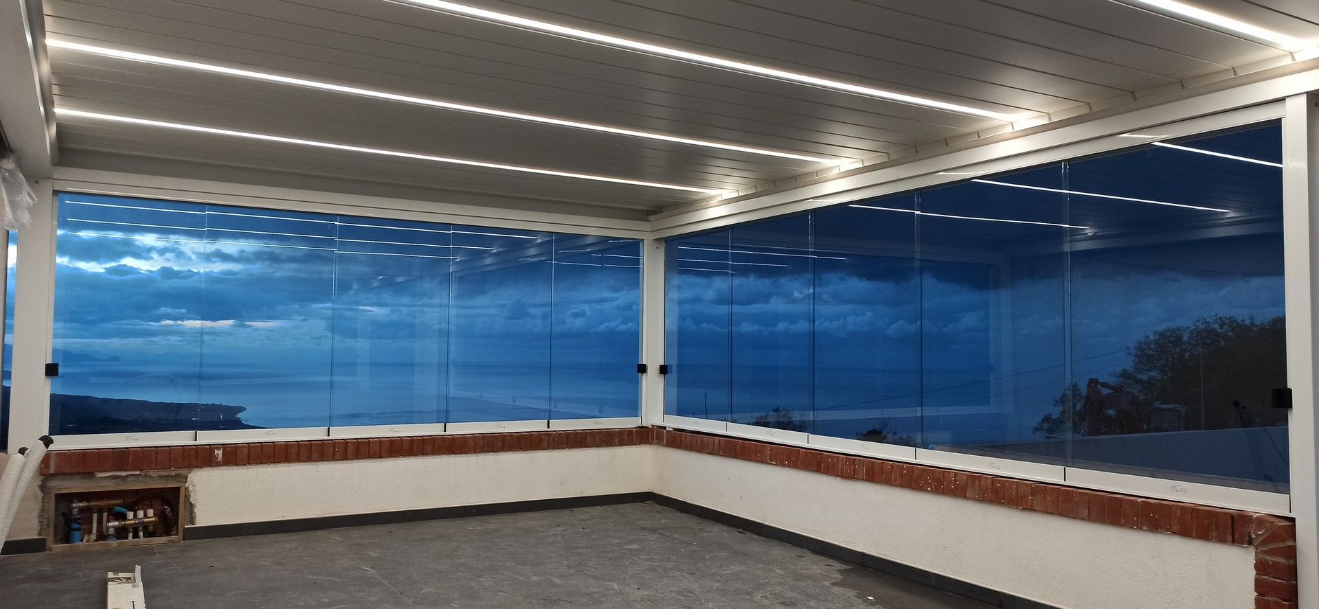 Una stanza con molte finestre e luci sul soffitto