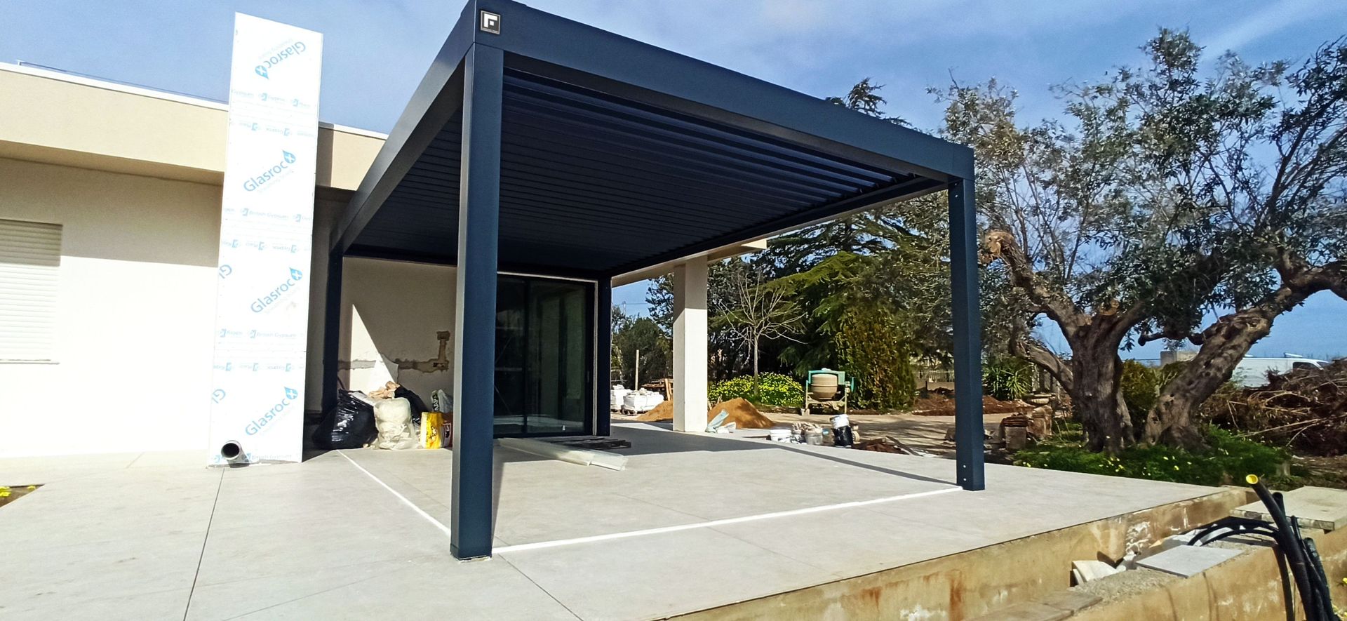 Si sta costruendo un pergolato sul lato di una casa.