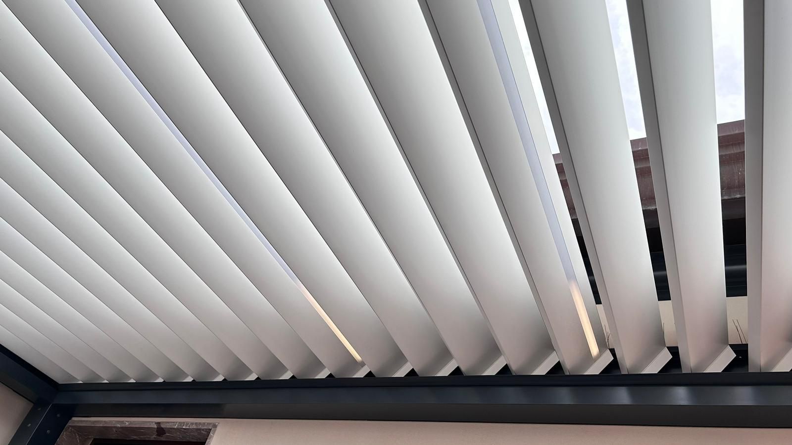 Un primo piano del soffitto di un pergolato.