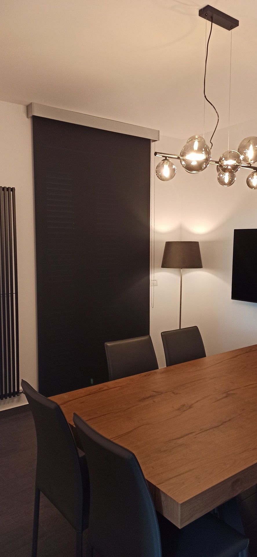 Nella stanza c'è un tavolo e delle sedie in legno.