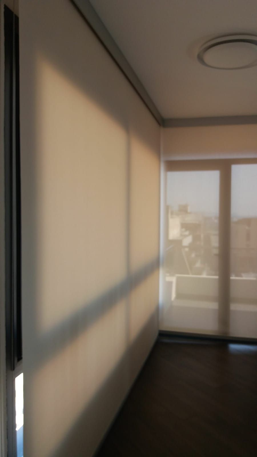 Una stanza con una grande finestra e delle persiane