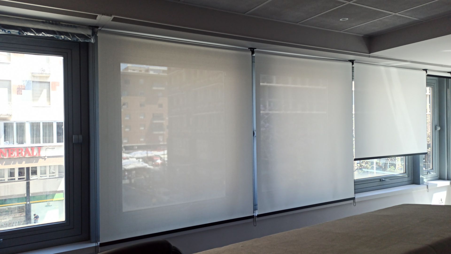 Una stanza con molte finestre e persiane.