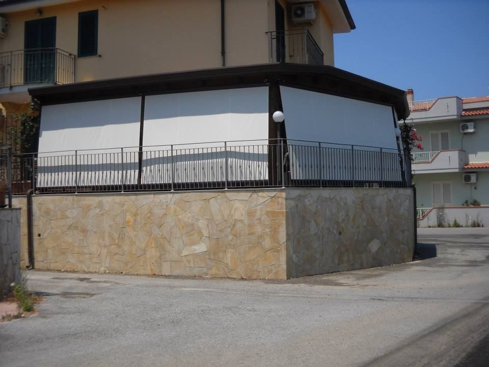 Un angolo di una casa con una tenda bianca sopra