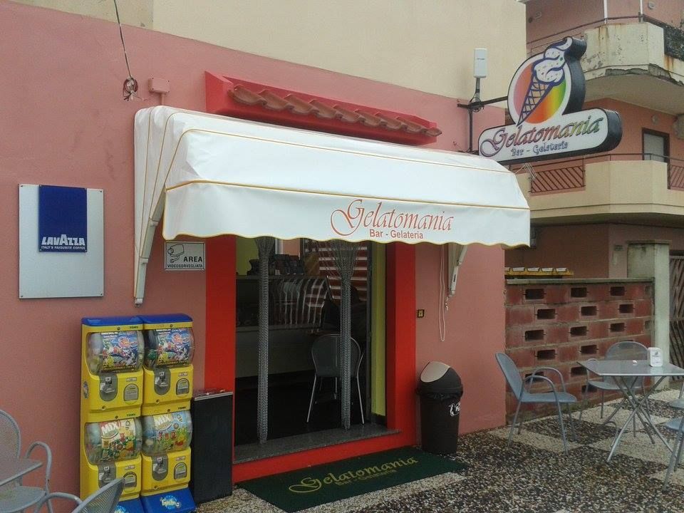 Una vetrina con un cartello che dice