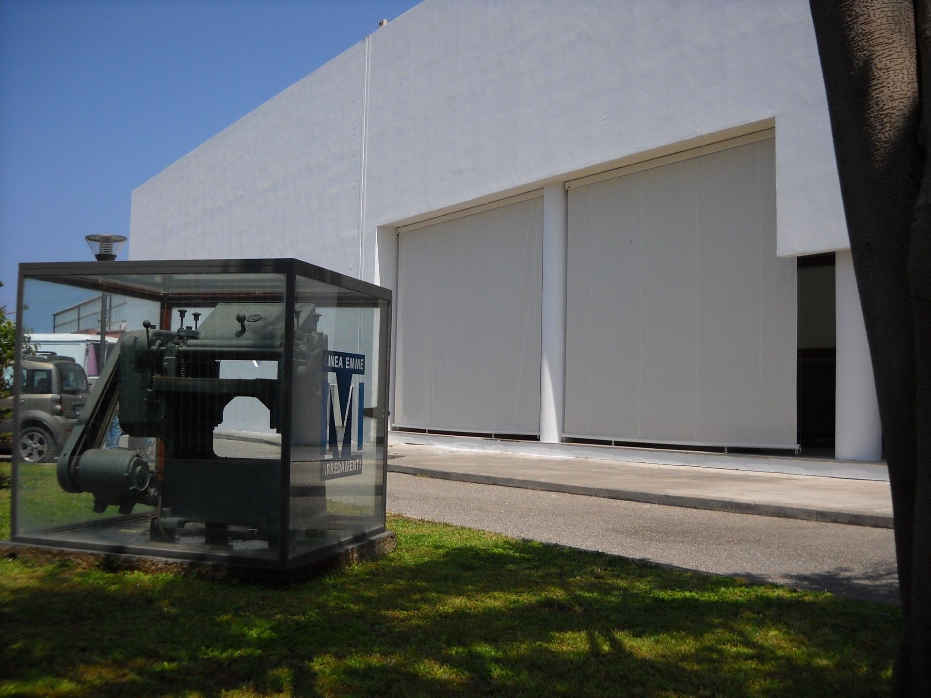 Una macchina in una teca di vetro all'esterno di un edificio