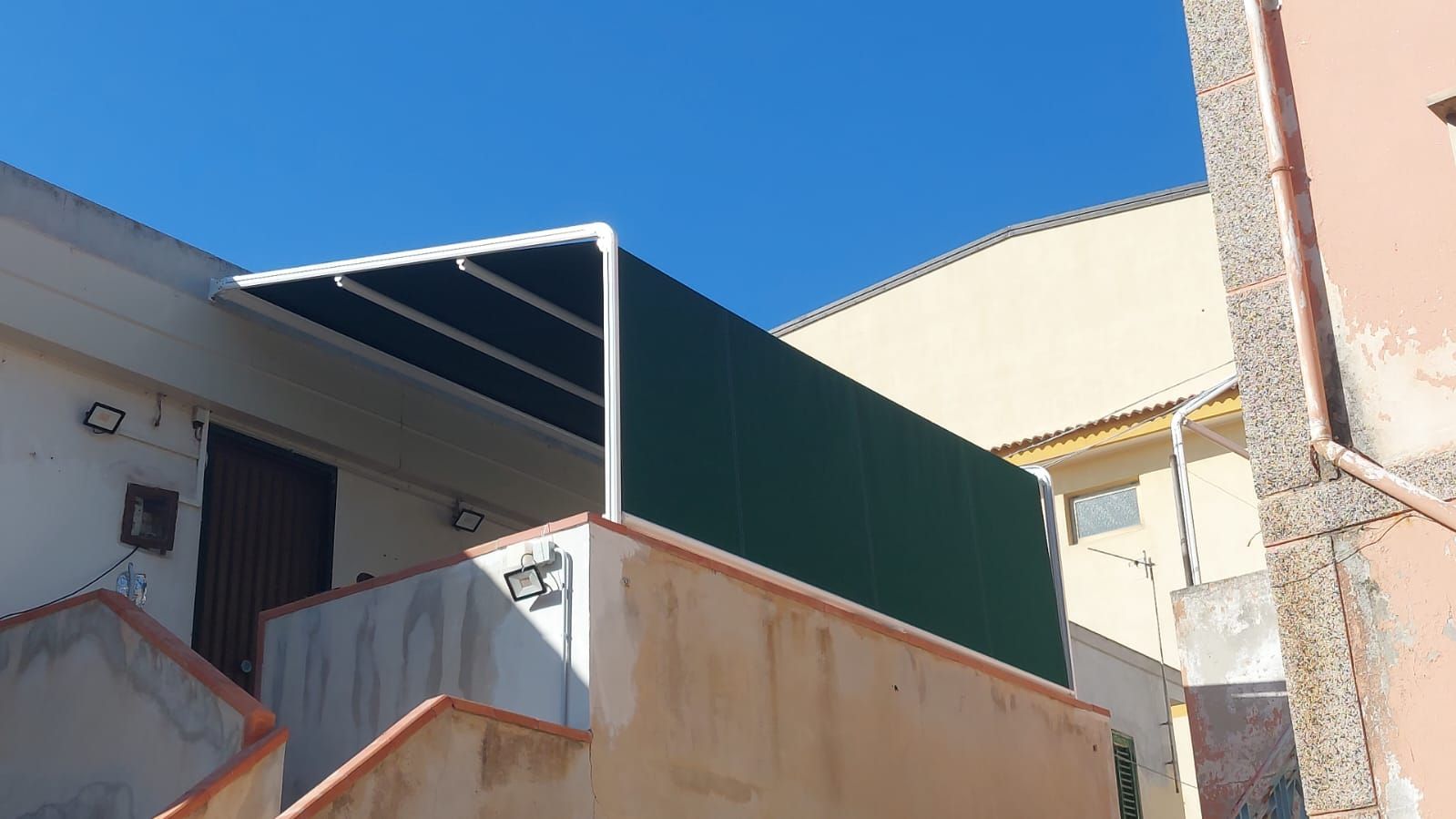 Un edificio con una tenda verde in cima