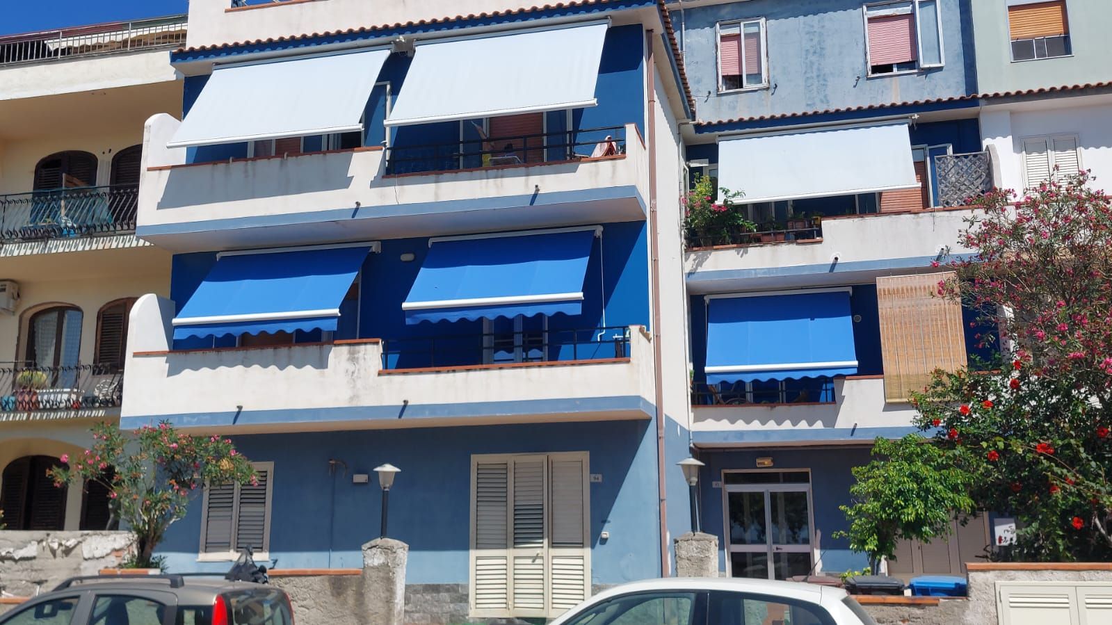 edificio con tende da sole blu