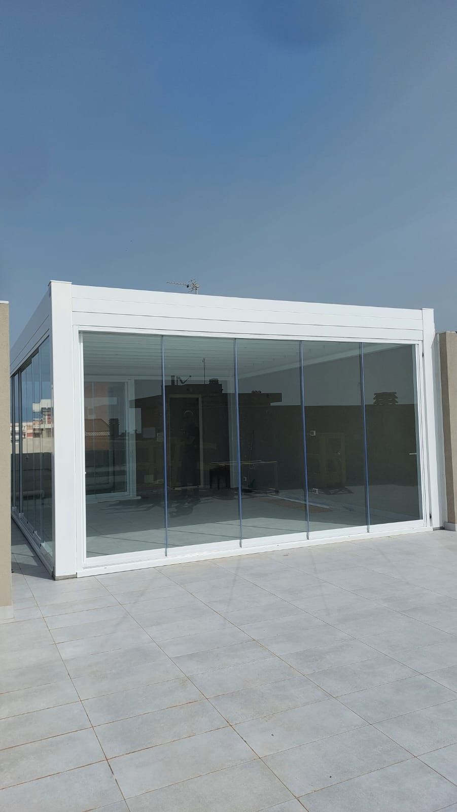 Un edificio bianco con tante finestre e un cielo azzurro sullo sfondo.