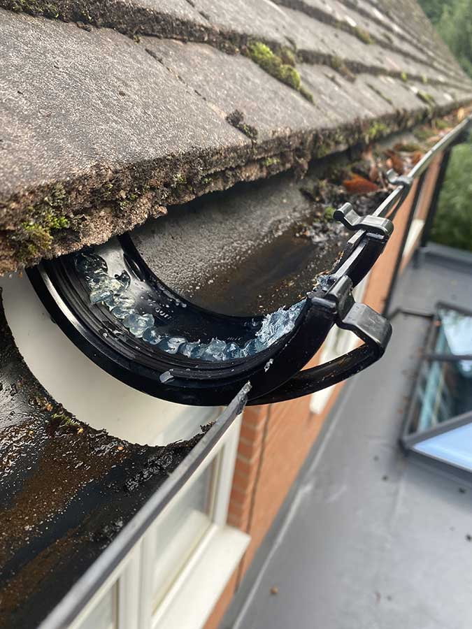 Gutter join fitted with silicone
