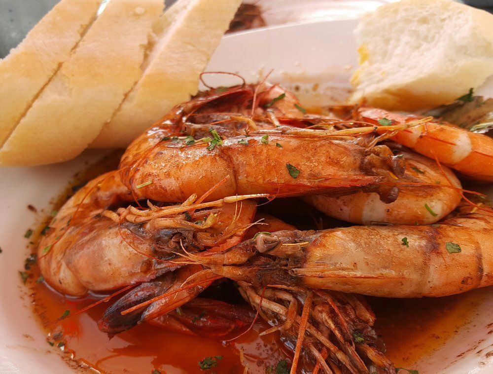 A plate of shrimp and bread on a table