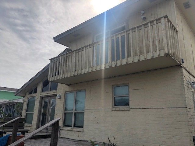 a white house with a balcony on the second floor | Corpus Christi, TX | GT Roofing