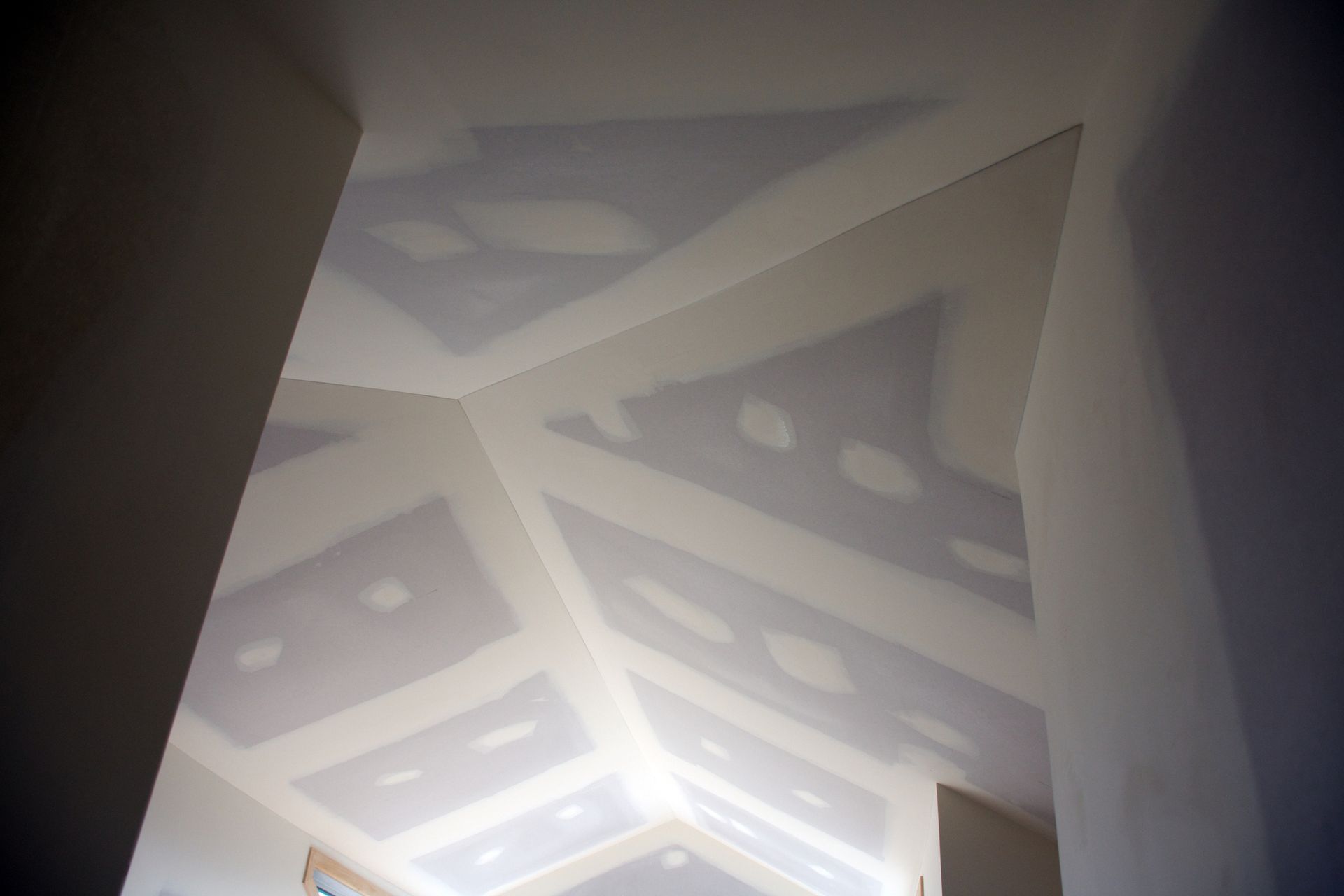 A room with a ceiling that has triangles on it
