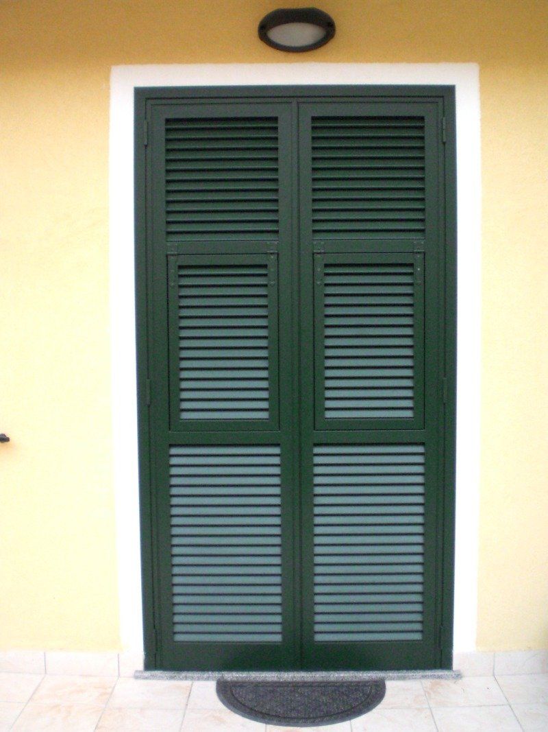 Scuro di porta chiuso