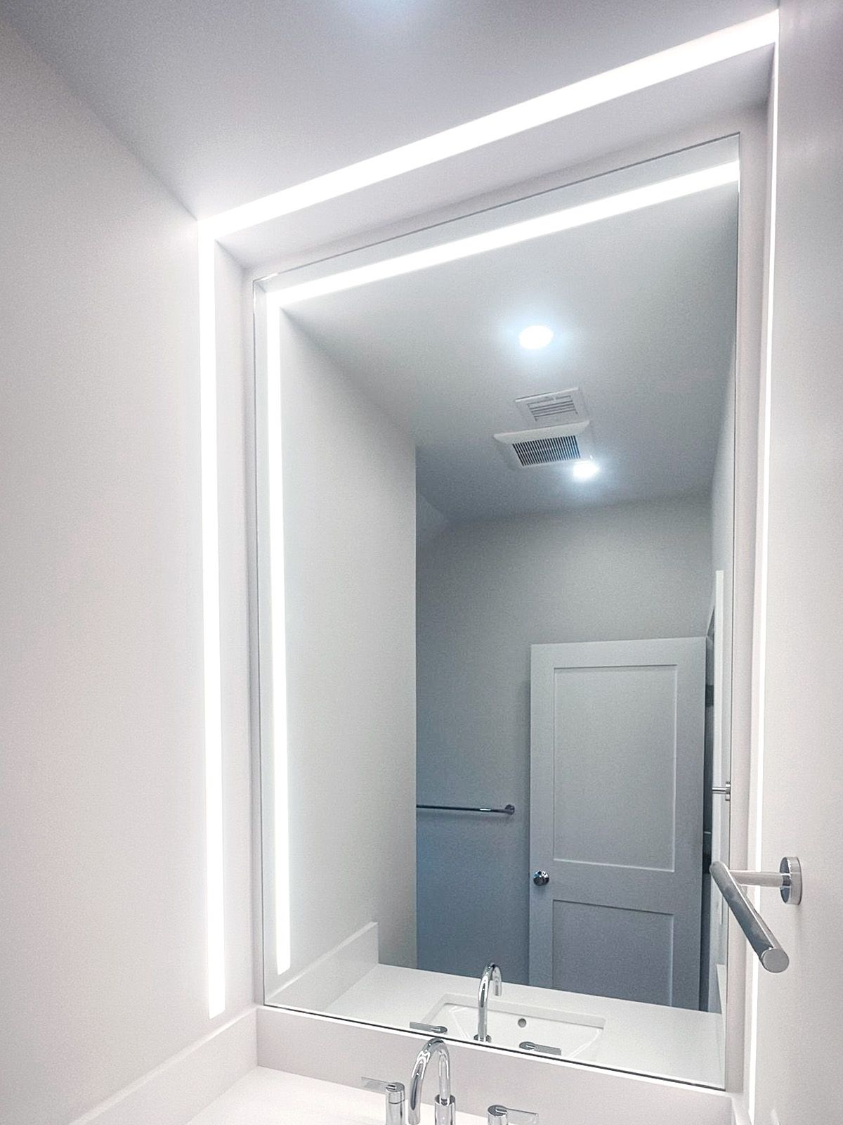 Bathroom mirror with lighting