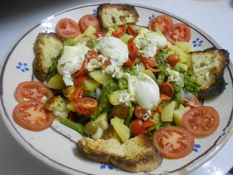 Un'insalata con pomodori e pane su un piatto