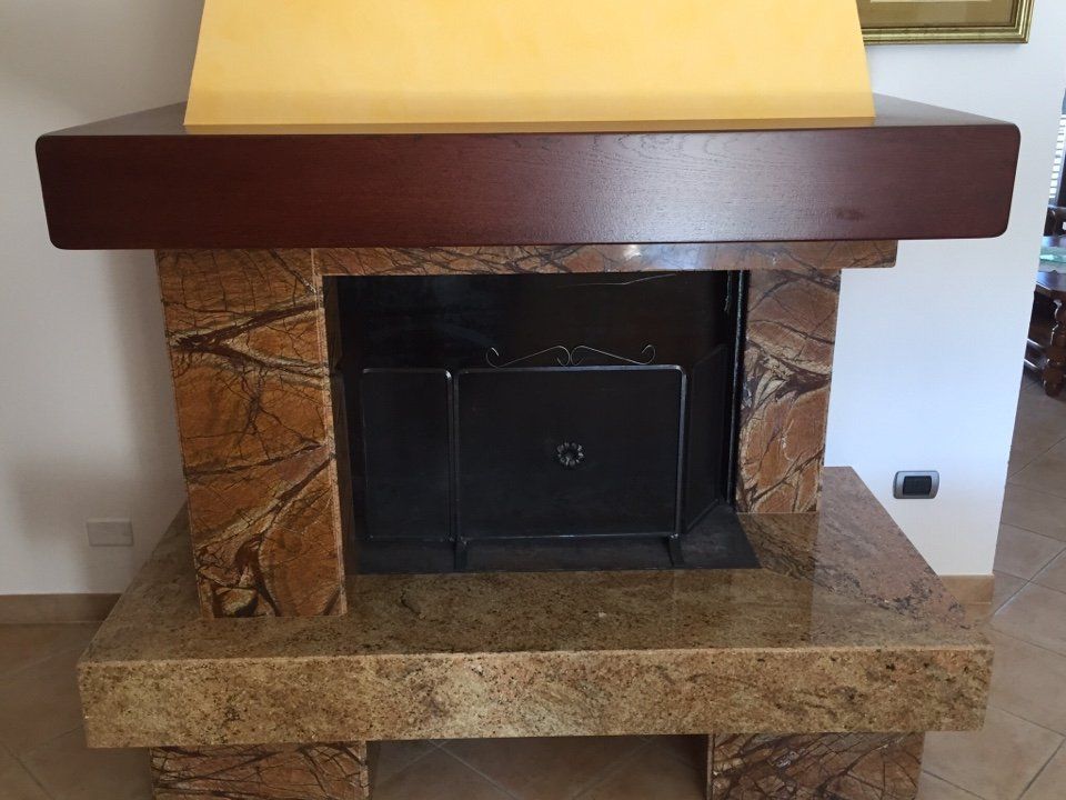 Stufa con rivestimento di marmo