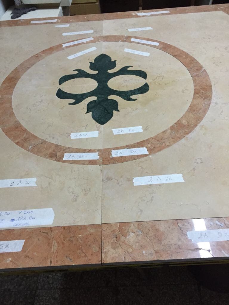 Pavimento di marmo con decorazione