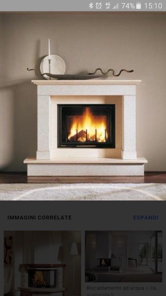 Camino acceso con rivestimento in marmo