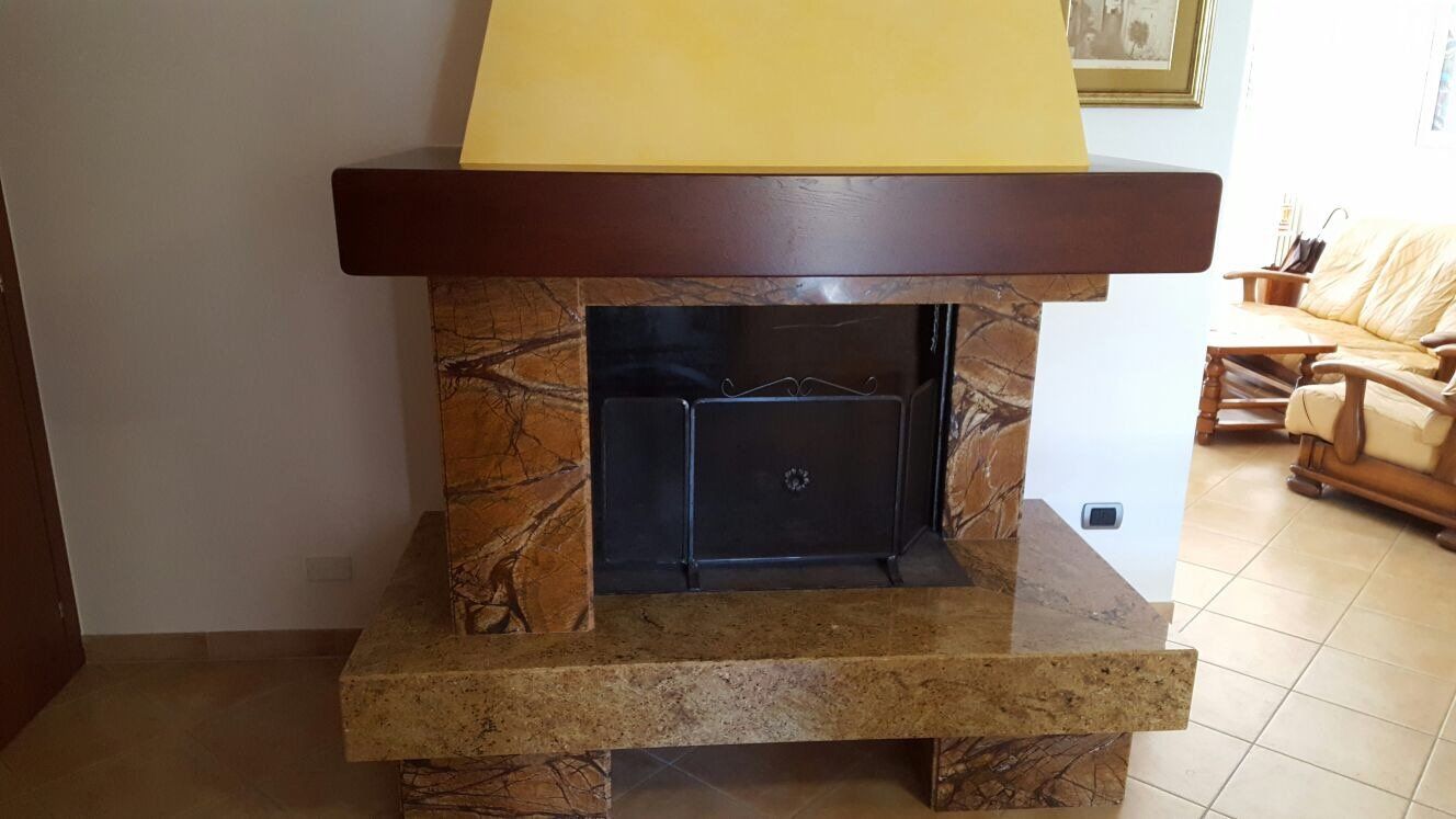 camino decorato marmo