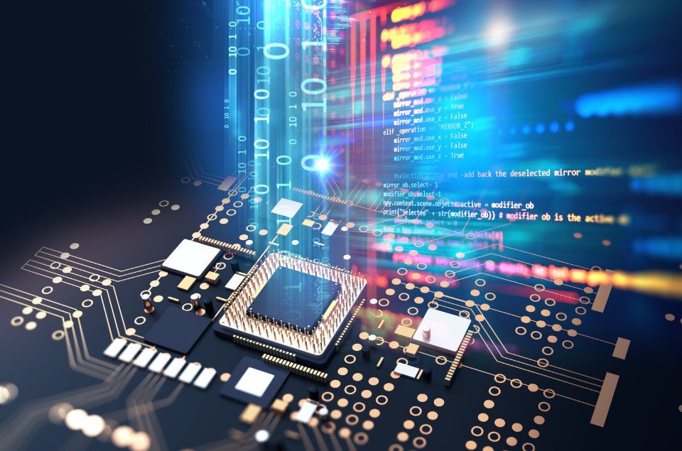 Primo piano di un circuito stampato con un processore centrale, flussi di dati blu e codice illuminato.