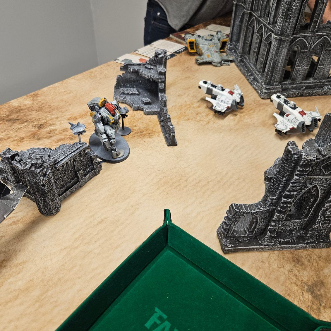 A table with a green tray that says fan on it