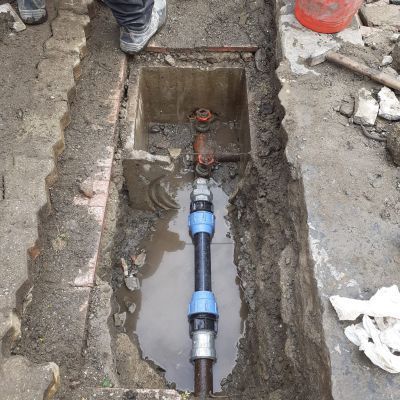 Un tubo viene installato in un buco nel terreno