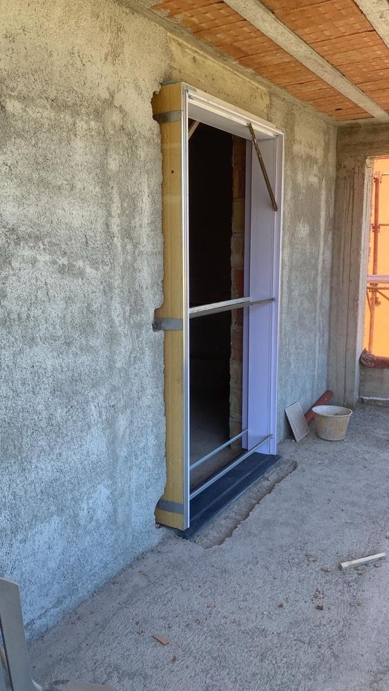 Si sta installando una porta in un edificio in costruzione.