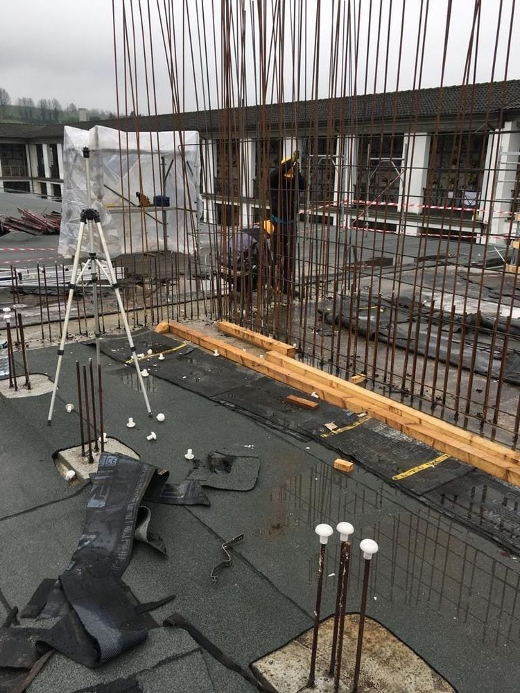 Un cantiere con una scala e un treppiede.