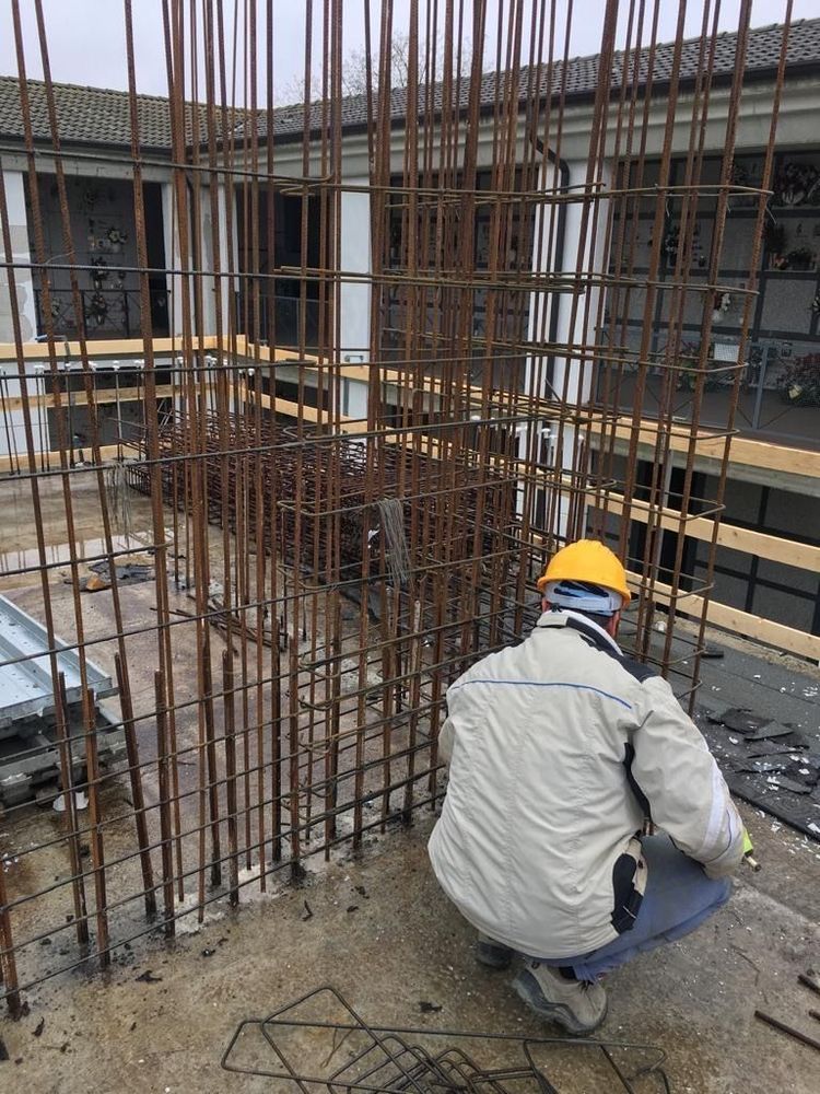 Un uomo che indossa un casco sta lavorando in un cantiere edile.