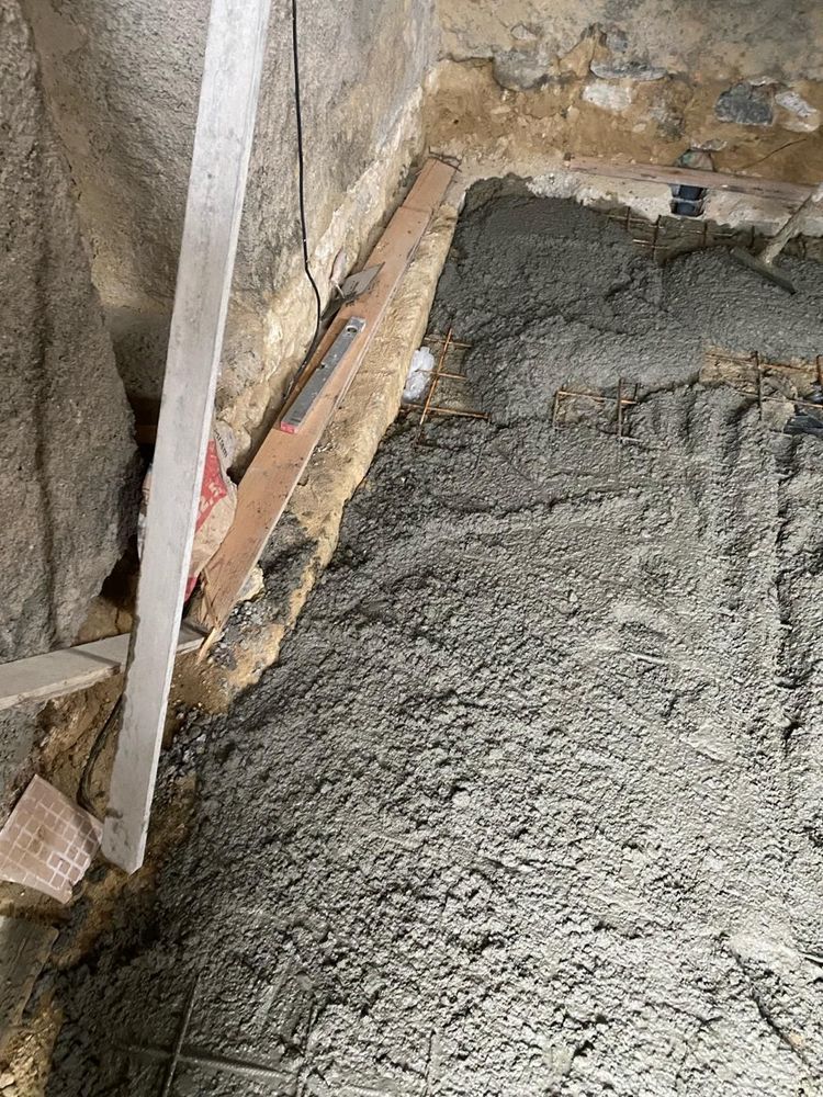 Una livella è posta in cima a una pila di cemento.