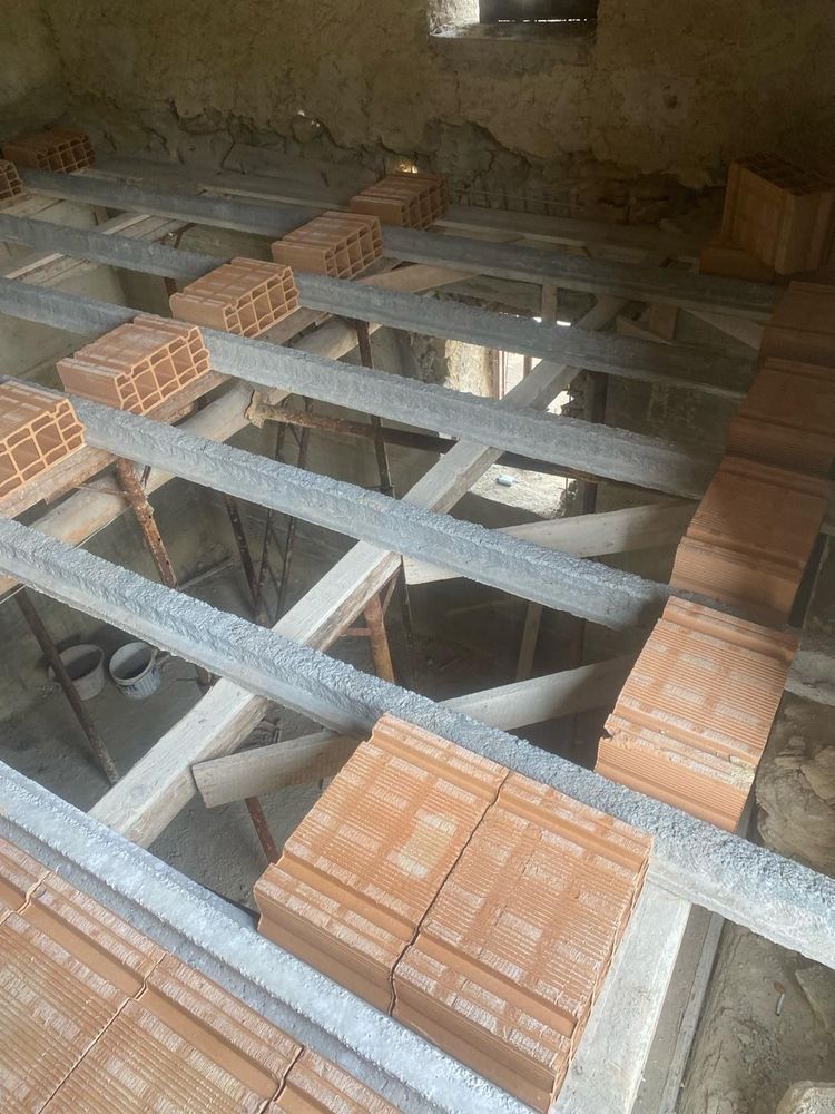 In un edificio viene costruito un pavimento in mattoni.