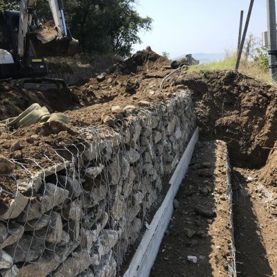 Un grande muro di roccia viene costruito da una ruspa