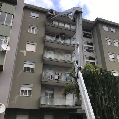 Un grande edificio con una gru in cima.