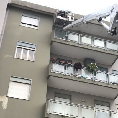 Un edificio con una scala in cima