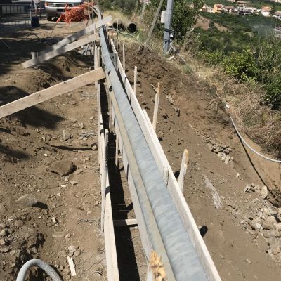 Un grande tubo metallico viene installato nel terreno