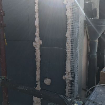 Un muro nero con un sacco di schiuma sopra.