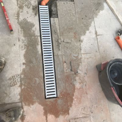 Si sta installando uno scarico su un pavimento piastrellato.