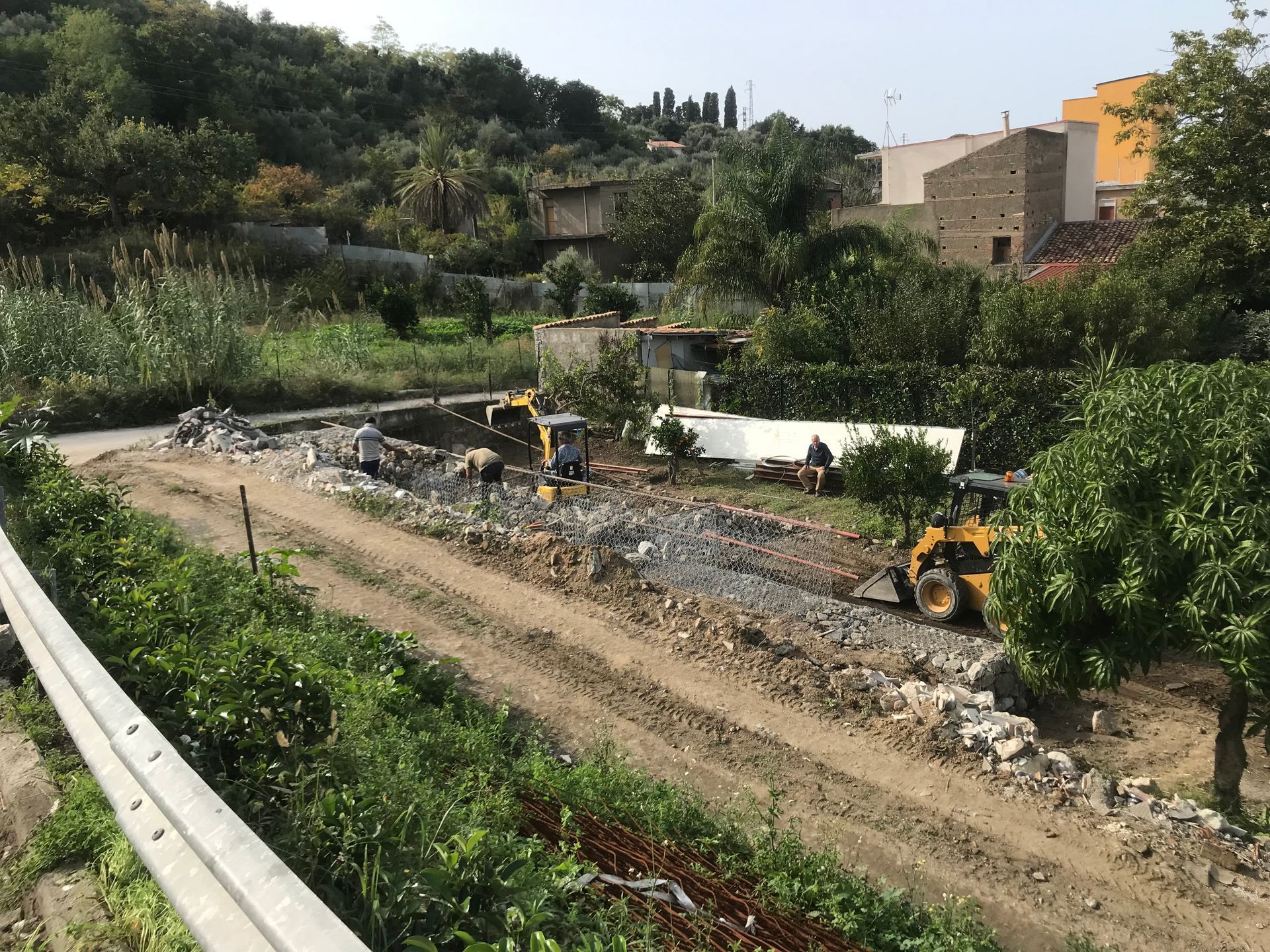 Una strada sterrata con un trattore sul lato