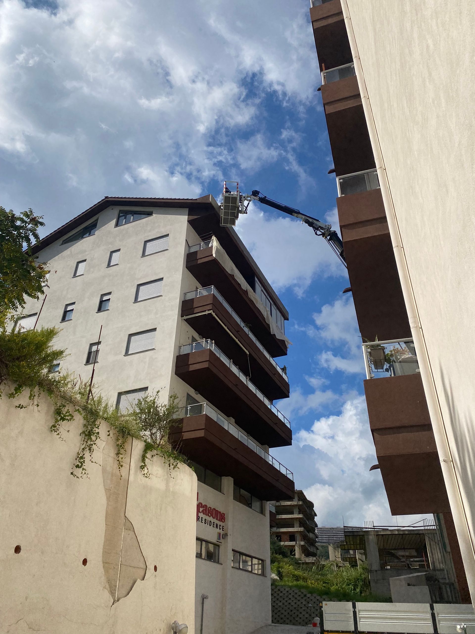 Un grande edificio con una gru in cima