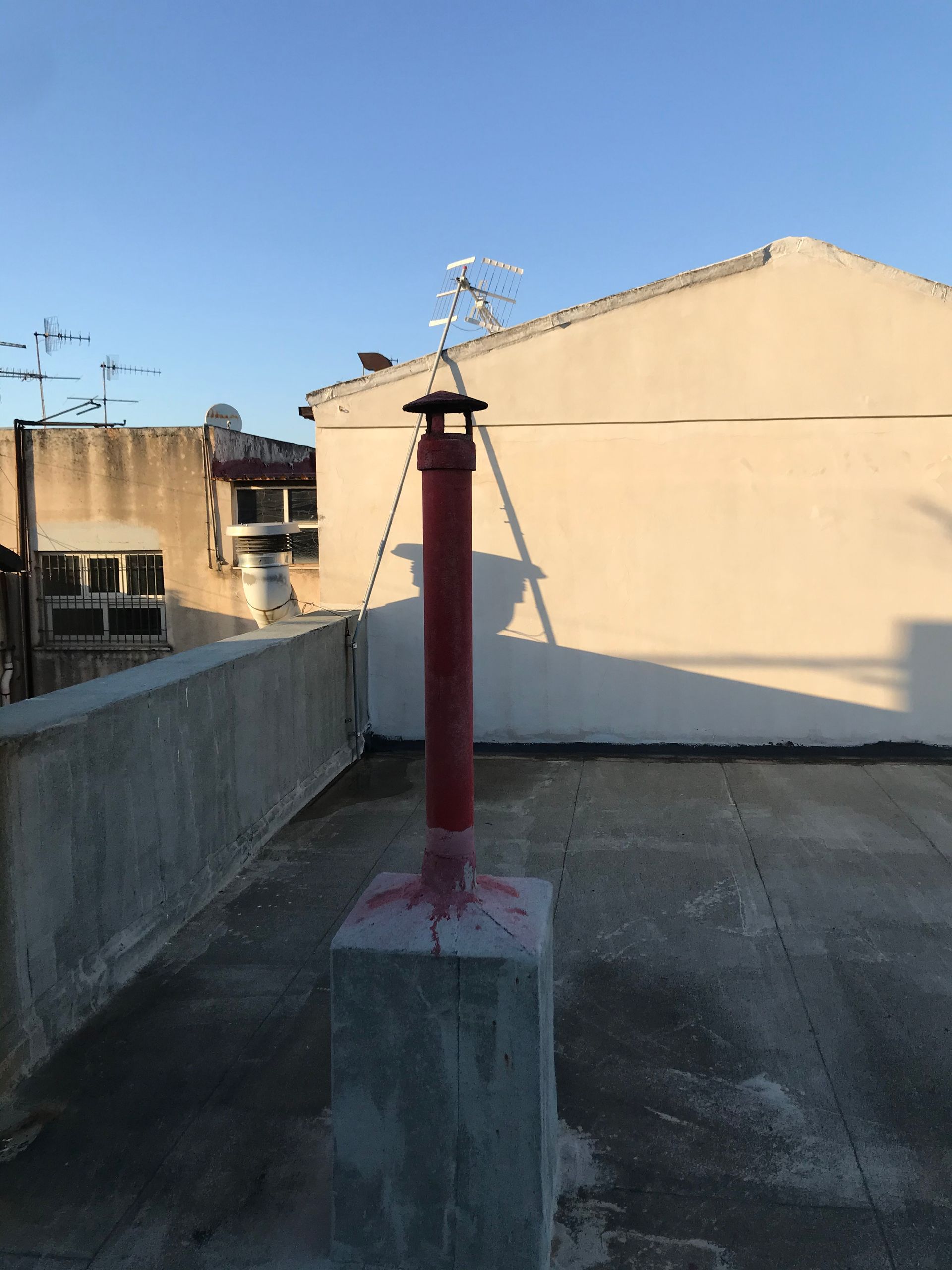 Un camino rosso è sul tetto di un edificio