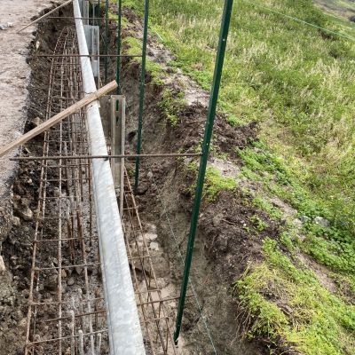 Si sta costruendo una recinzione sul fianco di una collina.
