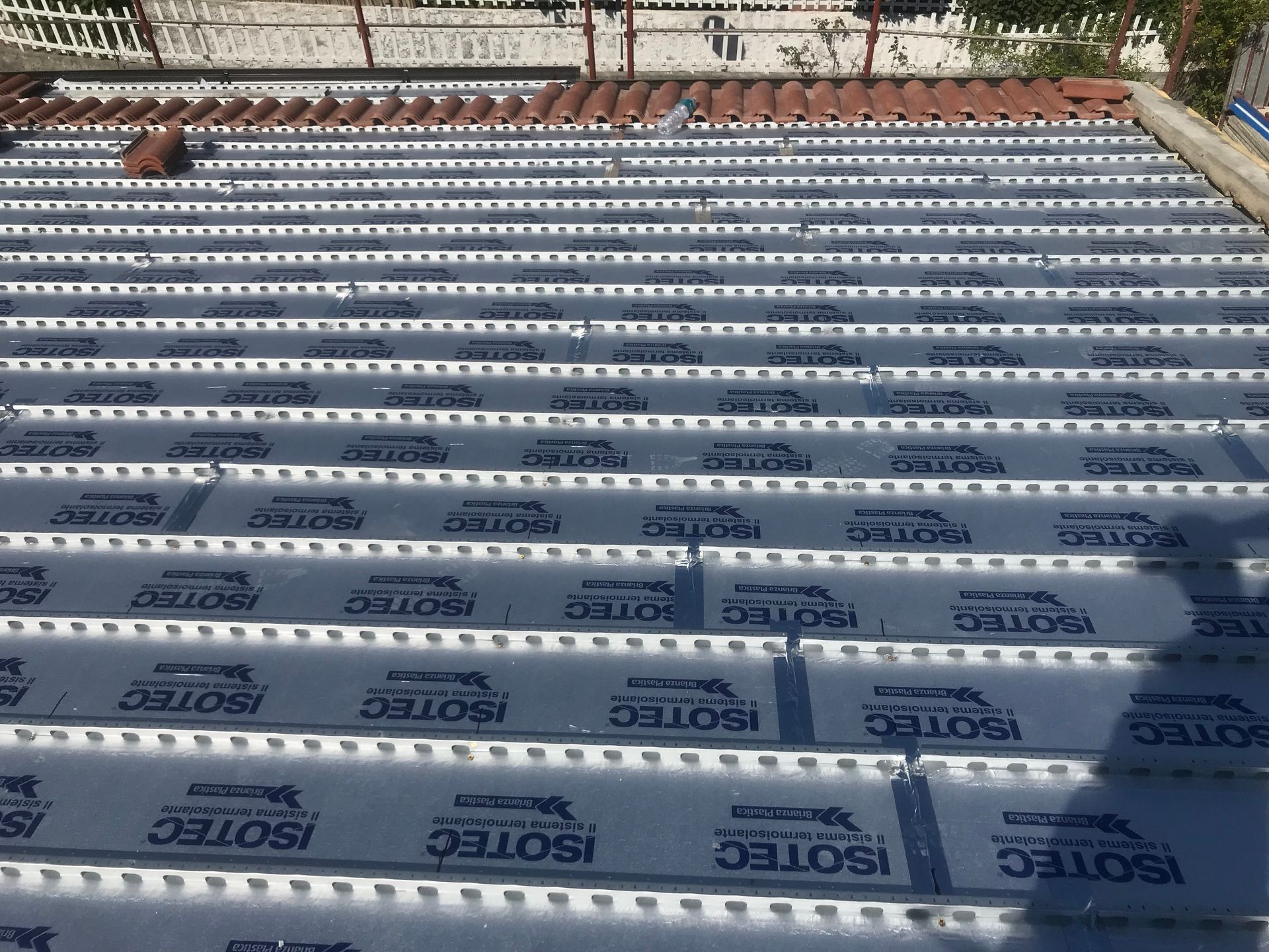 Un tetto con un sacco di schiuma isotec sopra