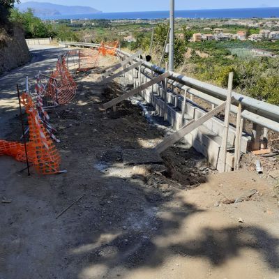 Si sta costruendo una recinzione sul ciglio di una strada.