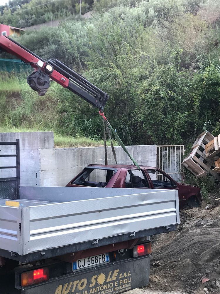 Un camion con una gru attaccata sul retro.